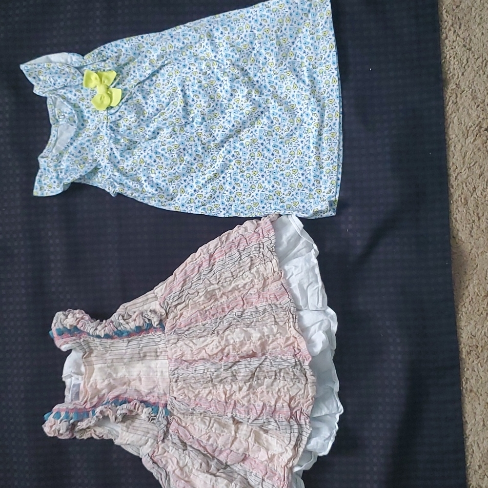 Lot of 2 dresses, size 12 months